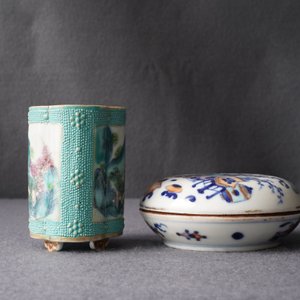 A Chinese doucai seal paste box and a famille rose brush pot, Qianlong marks, 19th C. — photo 11