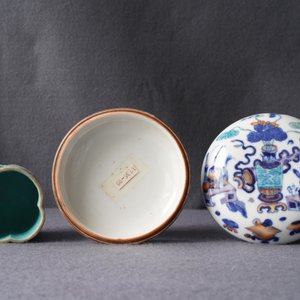A Chinese doucai seal paste box and a famille rose brush pot, Qianlong marks, 19th C. — photo 12