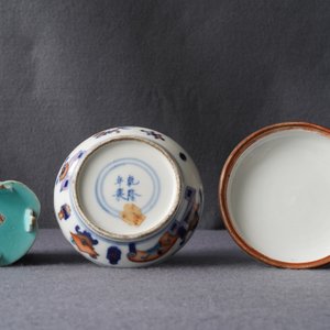 A Chinese doucai seal paste box and a famille rose brush pot, Qianlong marks, 19th C. — photo 13