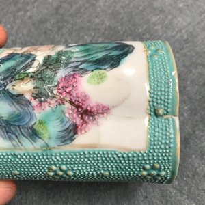 A Chinese doucai seal paste box and a famille rose brush pot, Qianlong marks, 19th C. — photo 15