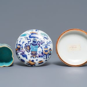 A Chinese doucai seal paste box and a famille rose brush pot, Qianlong marks, 19th C. — photo 6