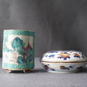 A Chinese doucai seal paste box and a famille rose brush pot, Qianlong marks, 19th C. — photo 8