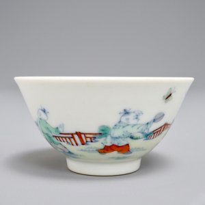 A Chinese doucai tea bowl with playing boys, Yongzheng mark, 19/20th C. — photo 2