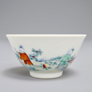 A Chinese doucai tea bowl with playing boys, Yongzheng mark, 19/20th C. — photo 3