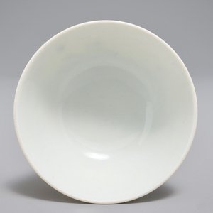 A Chinese doucai tea bowl with playing boys, Yongzheng mark, 19/20th C. — photo 5