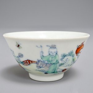 A Chinese doucai tea bowl with playing boys, Yongzheng mark, 19/20th C. — photo 7