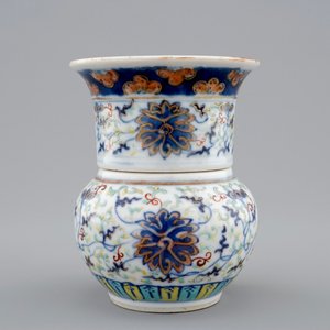 A Chinese doucai two-part vase with lotus scrolls, 19/20th C. — photo 4