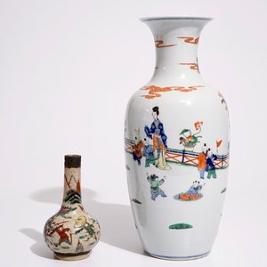 A Chinese doucai vase, Kangxi mark, with a Nanking famille rose crackle glaze vase, 19/20th C. — 照片 1