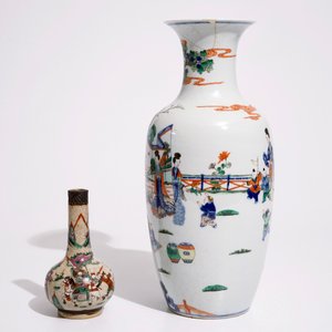 A Chinese doucai vase, Kangxi mark, with a Nanking famille rose crackle glaze vase, 19/20th C. — 照片 2