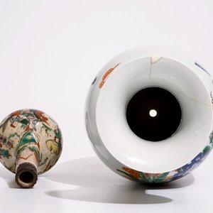 A Chinese doucai vase, Kangxi mark, with a Nanking famille rose crackle glaze vase, 19/20th C. — 照片 5