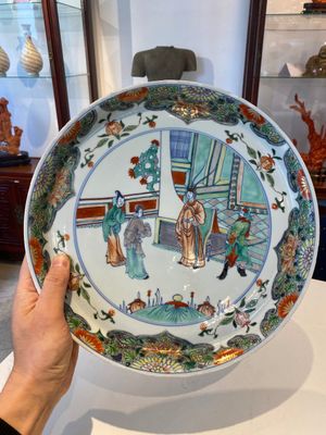 A Chinese doucai-verte 'audience with an official' dish, Kangxi — 照片 1