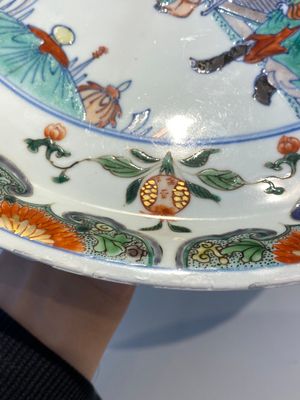 A Chinese doucai-verte 'audience with an official' dish, Kangxi — 照片 13