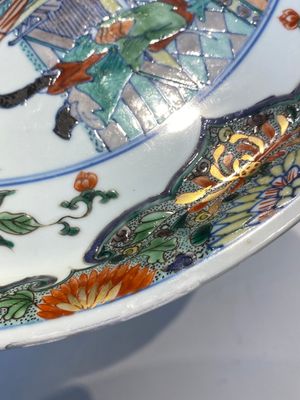 A Chinese doucai-verte 'audience with an official' dish, Kangxi — 照片 14