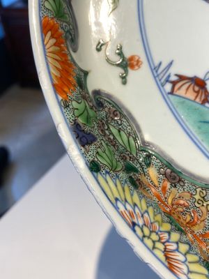 A Chinese doucai-verte 'audience with an official' dish, Kangxi — 照片 15