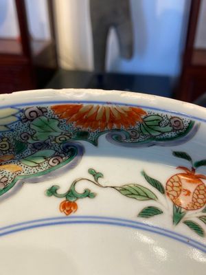 A Chinese doucai-verte 'audience with an official' dish, Kangxi — 照片 16
