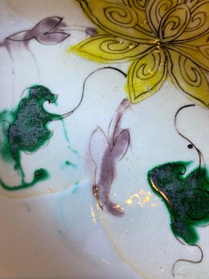 A Chinese doucai-verte 'audience with an official' dish, Kangxi — 照片 22