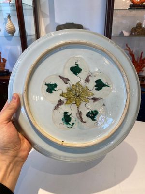 A Chinese doucai-verte 'audience with an official' dish, Kangxi — 照片 7