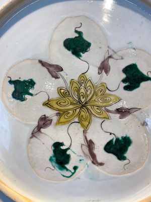 A Chinese doucai-verte 'audience with an official' dish, Kangxi — 照片 10