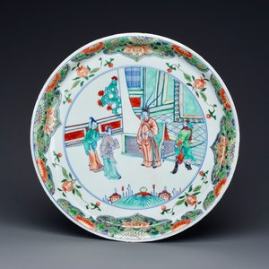 A Chinese doucai-verte 'audience with an official' dish, Kangxi — 照片 1