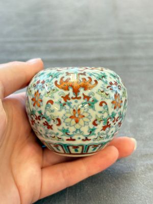 A Chinese doucai water pot and a 'Buddha's Hand' water dropper, Qianlong and Wo Ji 蝸寄 mark, 19/20th C. — foto 2
