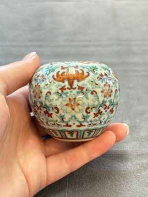 A Chinese doucai water pot and a 'Buddha's Hand' water dropper, Qianlong and Wo Ji 蝸寄 mark, 19/20th C. — foto 4