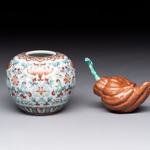 A Chinese doucai water pot and a 'Buddha's Hand' water dropper, Qianlong and Wo Ji 蝸寄 mark, 19/20th C. — foto 1