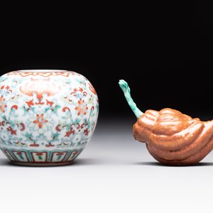 A Chinese doucai water pot and a 'Buddha's Hand' water dropper, Qianlong and Wo Ji 蝸寄 mark, 19/20th C. — foto 2