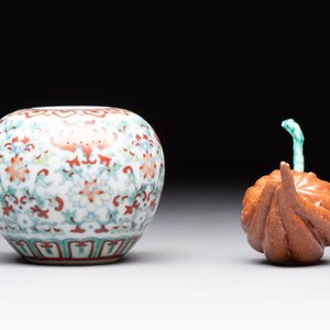 A Chinese doucai water pot and a 'Buddha's Hand' water dropper, Qianlong and Wo Ji 蝸寄 mark, 19/20th C. — foto 3