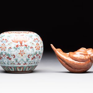 A Chinese doucai water pot and a 'Buddha's Hand' water dropper, Qianlong and Wo Ji 蝸寄 mark, 19/20th C. — foto 4