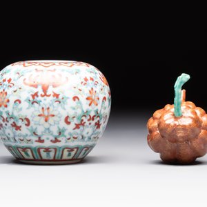 A Chinese doucai water pot and a 'Buddha's Hand' water dropper, Qianlong and Wo Ji 蝸寄 mark, 19/20th C. — foto 5
