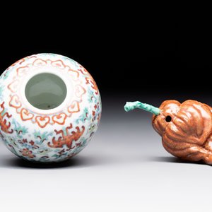 A Chinese doucai water pot and a 'Buddha's Hand' water dropper, Qianlong and Wo Ji 蝸寄 mark, 19/20th C. — foto 6