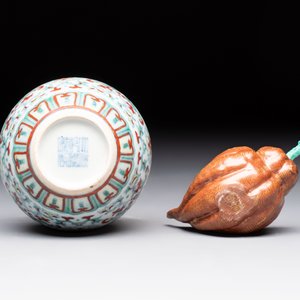 A Chinese doucai water pot and a 'Buddha's Hand' water dropper, Qianlong and Wo Ji 蝸寄 mark, 19/20th C. — foto 7