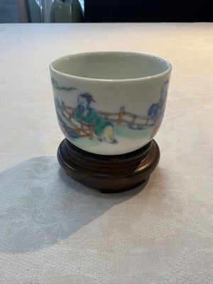A Chinese doucai 'Zhou Dunyi 周敦颐' cup on wooden stand, Xianfeng mark and of the period — photo 1