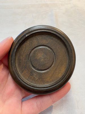 A Chinese doucai 'Zhou Dunyi 周敦颐' cup on wooden stand, Xianfeng mark and of the period — photo 8
