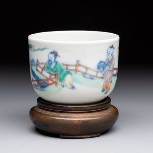A Chinese doucai 'Zhou Dunyi 周敦颐' cup on wooden stand, Xianfeng mark and of the period — photo 1