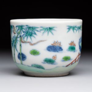 A Chinese doucai 'Zhou Dunyi 周敦颐' cup on wooden stand, Xianfeng mark and of the period — photo 4