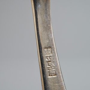 A Chinese dragon-decorated silver fish cutlery set, 19/20th C. — photo 5
