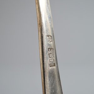A Chinese dragon-decorated silver fish cutlery set, 19/20th C. — photo 6