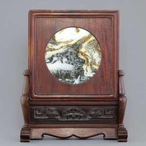 A Chinese dream stone plaque in a carved hardwood stand, 19/20th C. — photo 1