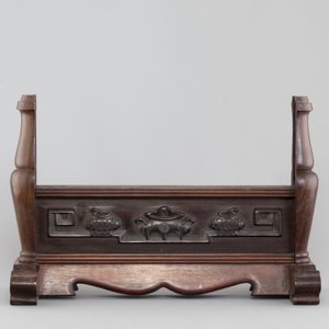 A Chinese dream stone plaque in a carved hardwood stand, 19/20th C. — photo 2