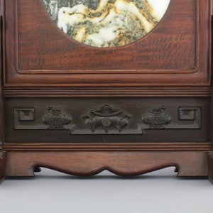A Chinese dream stone plaque in a carved hardwood stand, 19/20th C. — photo 4