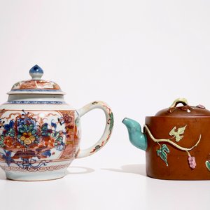 A Chinese Dutch-decorated Amsterdams bont, Kangxi/Qianlong, and a Yixing stoneware teapot, 19/20th C. — photo 2