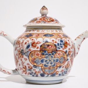 A Chinese Dutch decorated teapot and cover with floral design, Qianlong — photo 4