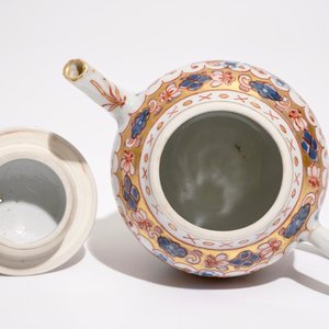 A Chinese Dutch decorated teapot and cover with floral design, Qianlong — photo 6