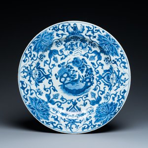 A Chinese Dutch market blue and white armorial dish with the arms of 'Pelgrom', Kangxi — photo 1