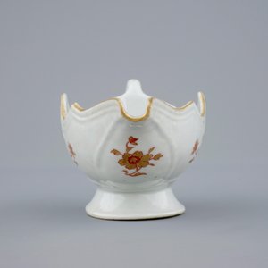 A Chinese Dutch-market export porcelain sauce boat, arms of the "de Heere" family, Qianlong period, ca. 1763 — photo 3