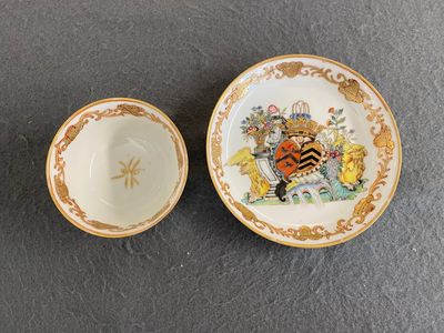 A Chinese Dutch market famille rose cup and saucer with the arms of van Isselmuden and van Haersolte, Qianlong — 照片 1