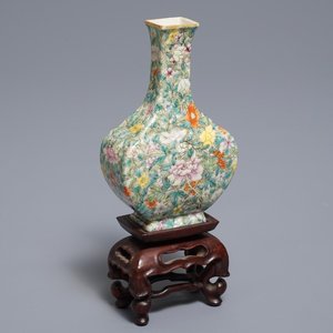 A Chinese eggshell famille rose millefleurs vase on stand, Qianlong mark, 18/19th C. — 照片 1