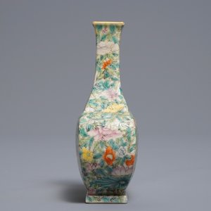 A Chinese eggshell famille rose millefleurs vase on stand, Qianlong mark, 18/19th C. — 照片 3
