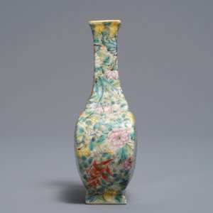 A Chinese eggshell famille rose millefleurs vase on stand, Qianlong mark, 18/19th C. — 照片 5